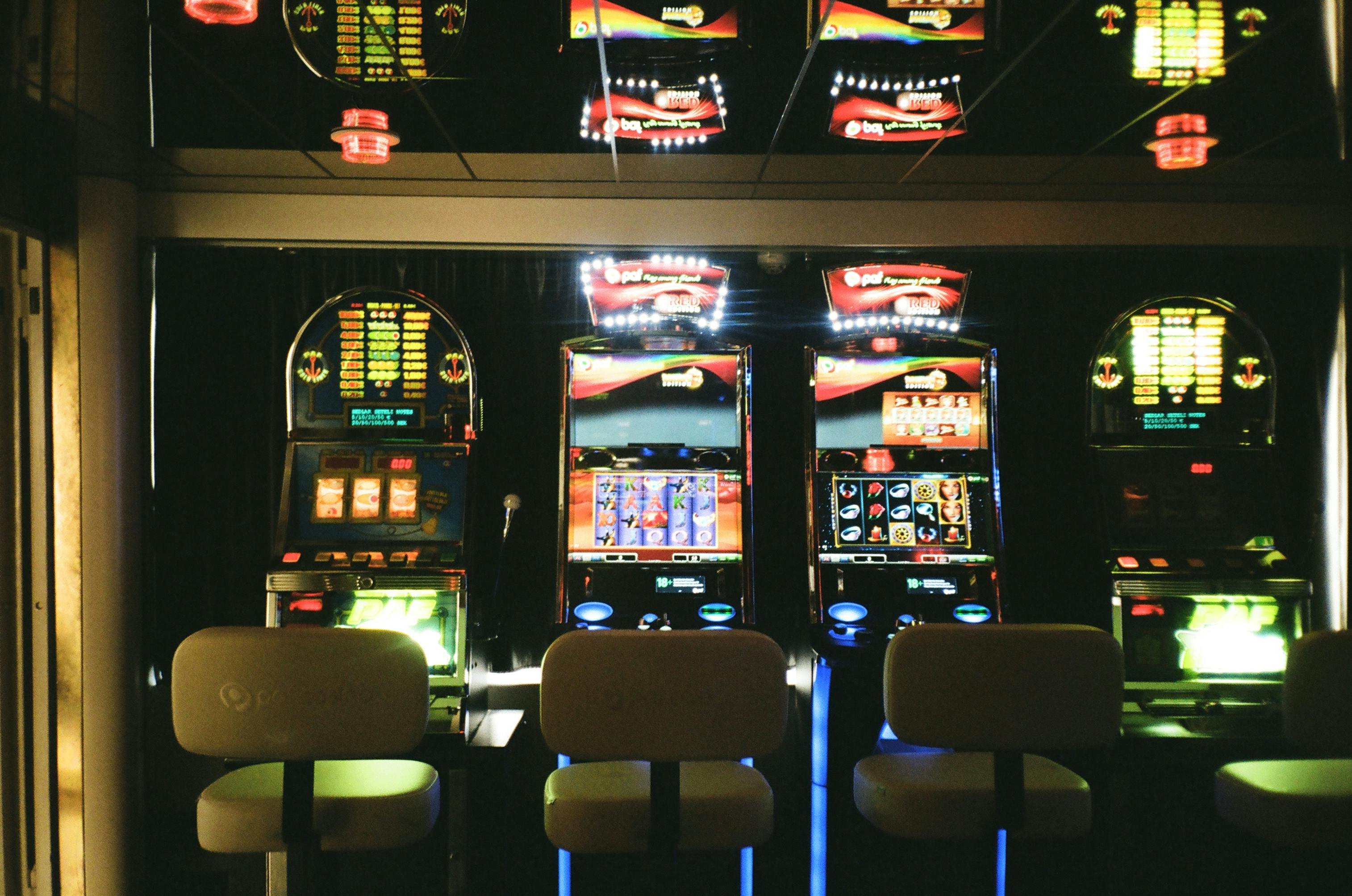 Tangkapan layar aplikasi hokislot128 menampilkan halaman utama dengan slot digital dan kasino langsung
